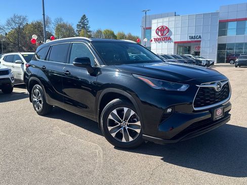 Used 2022 Toyota Highlander XLE AWD/4WD image 1