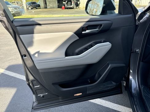 New 2025 Toyota Highlander FWD image 23