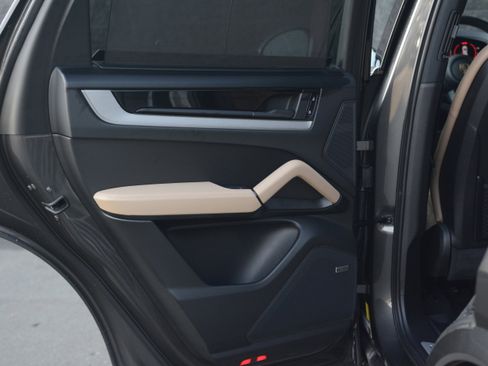 Certified 2025 Porsche Cayenne E-Hybrid image 26