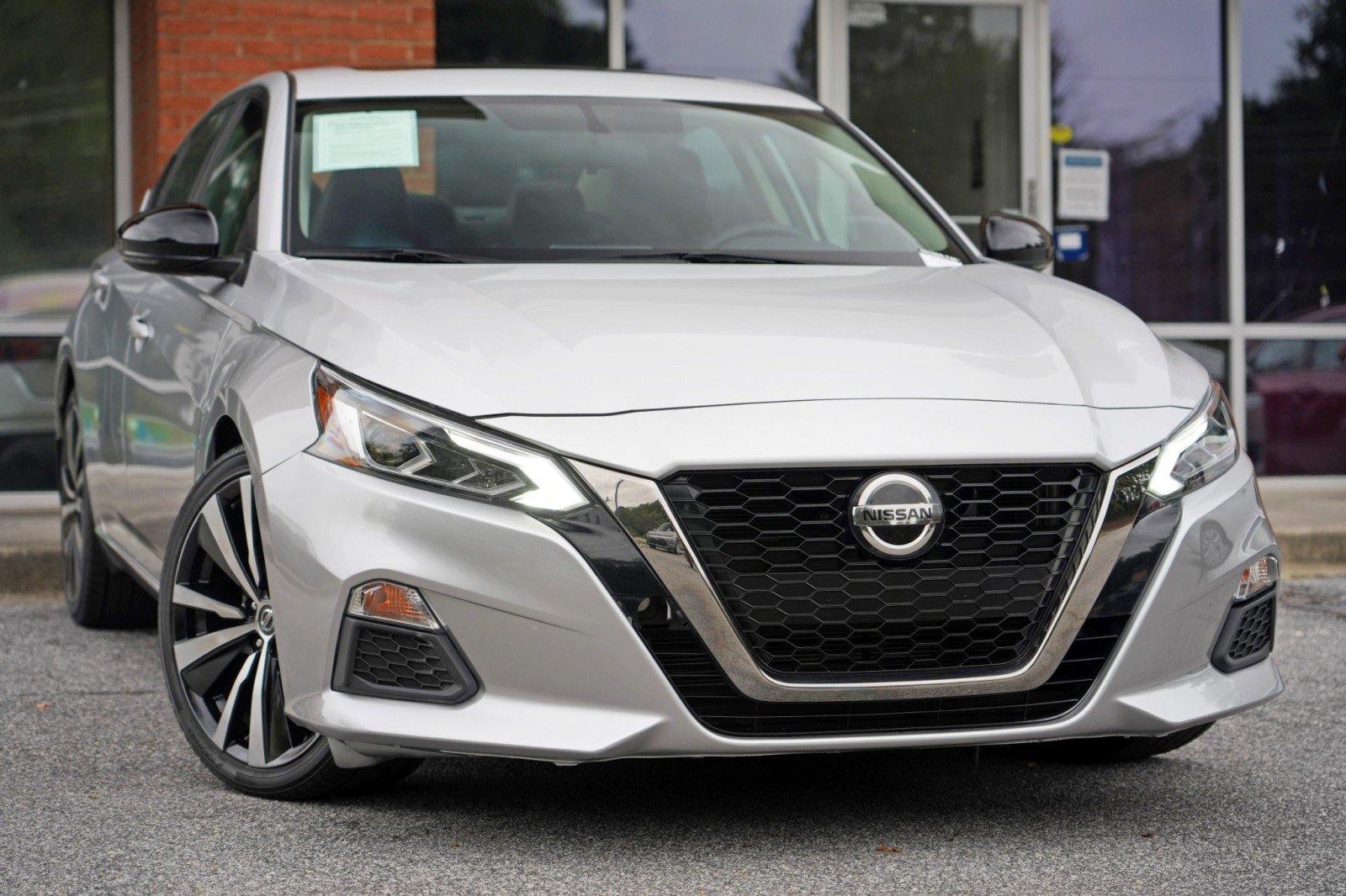Used 2019 Nissan Altima 2.5 SR w/ SR Premium Package FWD image 2