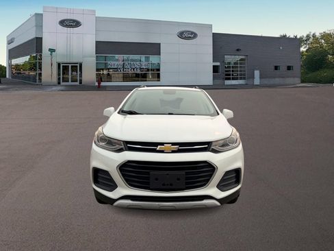 Used 2017 Chevrolet Trax LT w/ LT Convenience Package AWD/4WD image 3