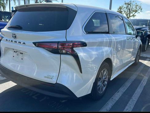 Used 2021 Toyota Sienna XLE AWD/4WD image 2