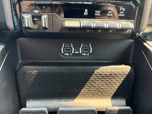 Used 2023 RAM 1500 Laramie AWD/4WD image 34
