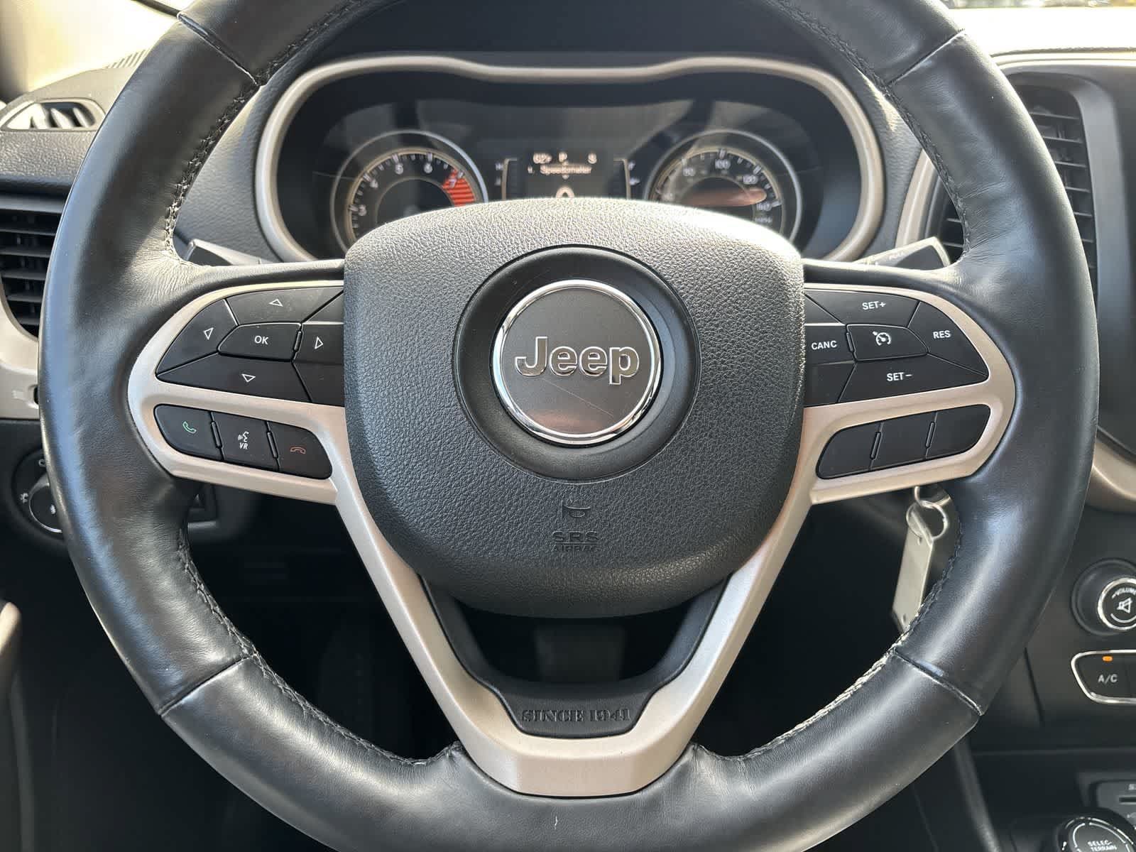 Used 2018 Jeep Cherokee Latitude w/ Altitude Package AWD/4WD image 9