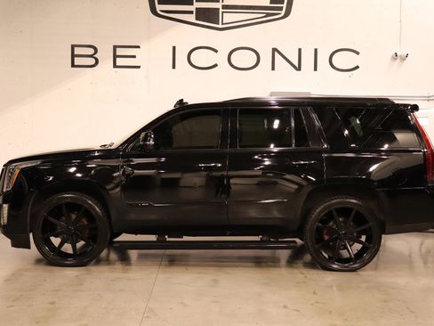 Used 2015 Cadillac Escalade Platinum image 2