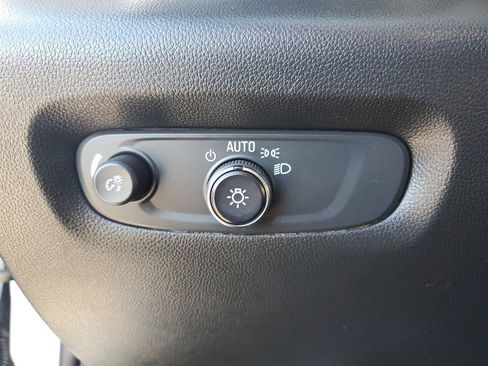 Used 2022 Chevrolet Traverse LS image 22