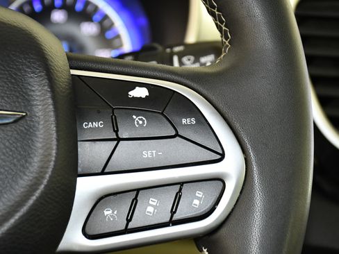 Used 2024 Chrysler Pacifica Touring-L image 21