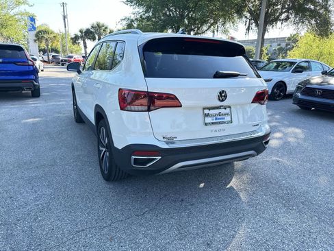 Used 2023 Volkswagen Taos SE w/ Panoramic Sunroof Package AWD/4WD image 4