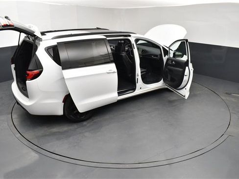 Used 2024 Chrysler Pacifica Limited w/ Uconnect Theater Family Group image 30