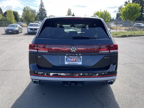 Used 2024 Volkswagen Atlas Peak Edition SE AWD/4WD image 4