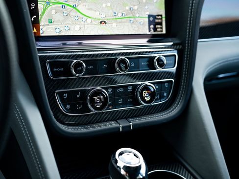 Used 2025 Bentley Bentayga V8 image 23