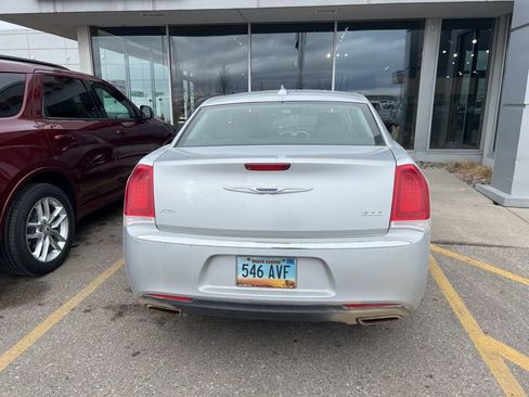 Used 2019 Chrysler 300 Touring image 3
