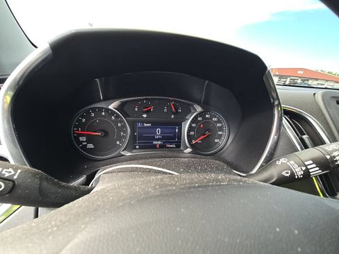 Used 2022 Chevrolet Equinox LT FWD image 2
