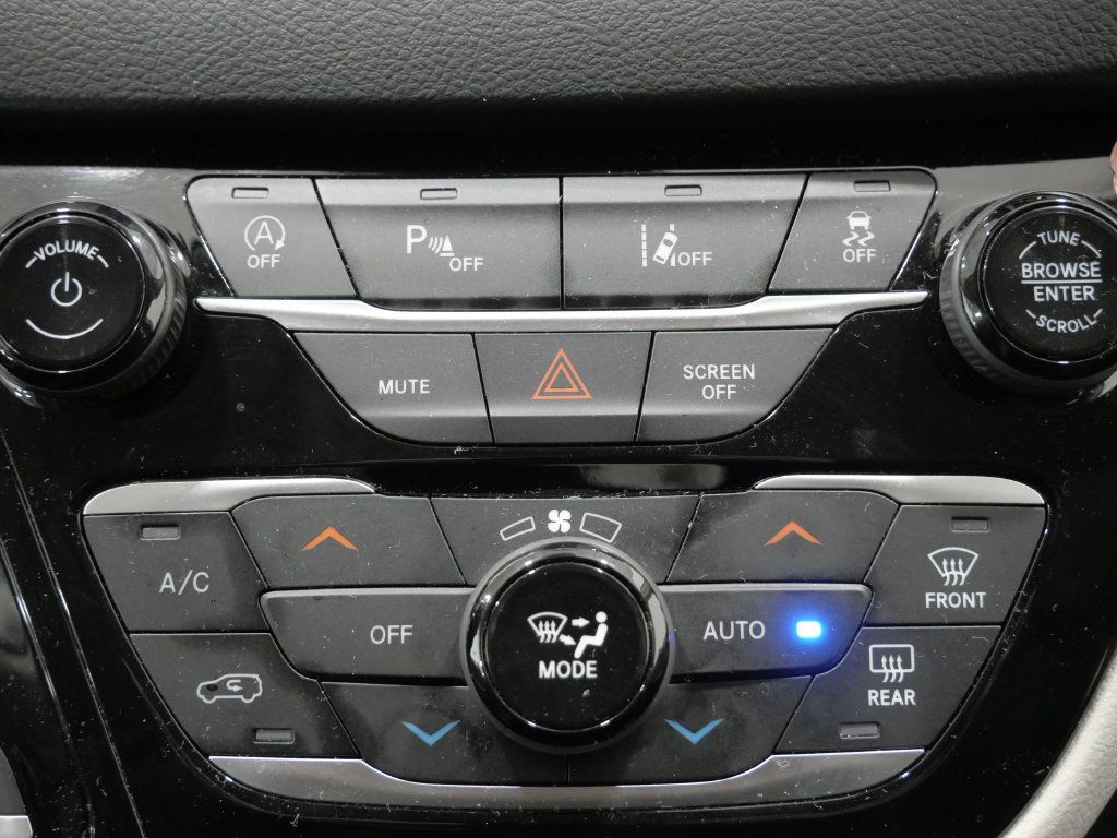 Used 2024 Chrysler Pacifica Touring-L FWD image 19