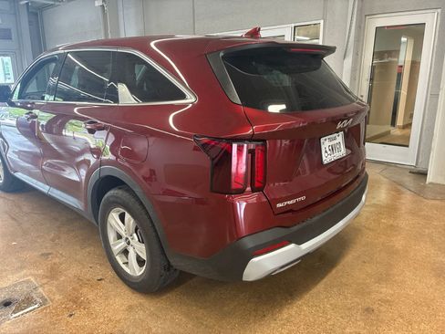 Certified 2024 Kia Sorento LX FWD image 4