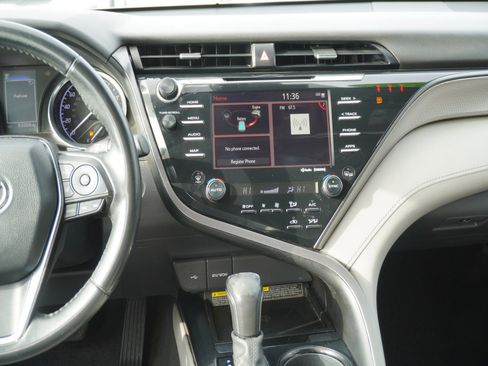 Used 2020 Toyota Camry SE w/ Sunroof Package image 16