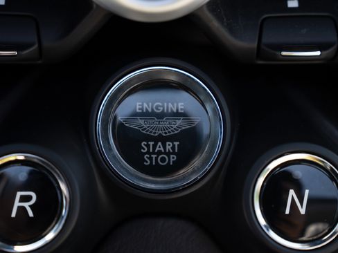 Used 2021 Aston Martin V8 Vantage Roadster RWD image 40