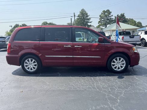 Used 2014 Chrysler Town & Country Touring w/ Driver Convenience Group FWD image 7