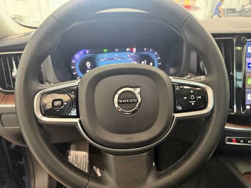 Used 2023 Volvo XC60 B5 Plus FWD image 24