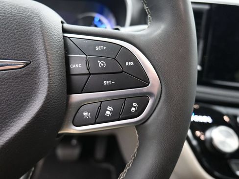 Used 2024 Chrysler Pacifica Limited FWD image 17