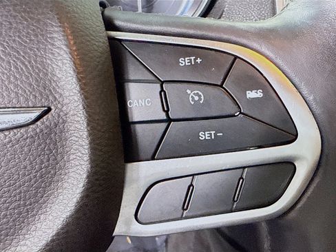 Used 2018 Chrysler 300 Limited RWD image 15