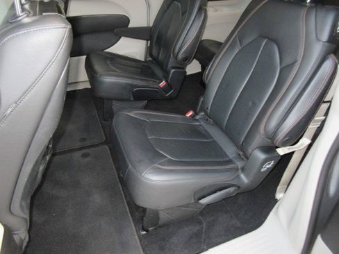 Used 2019 Chrysler Pacifica Touring-L Plus w/ Advanced Safetytec Group image 16