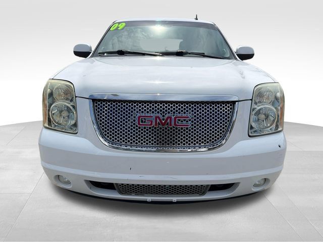 Used 2009 GMC Yukon Denali RWD image 2