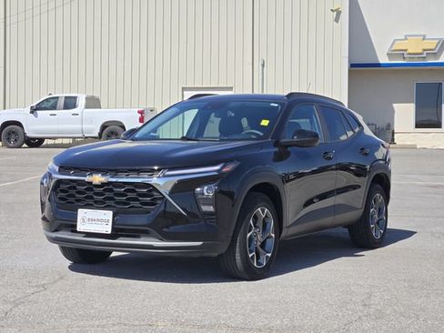 Used 2025 Chevrolet Trax LT FWD image 3
