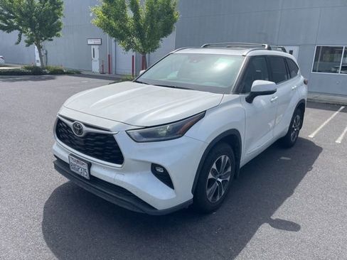 Used 2021 Toyota Highlander XLE AWD/4WD image 1