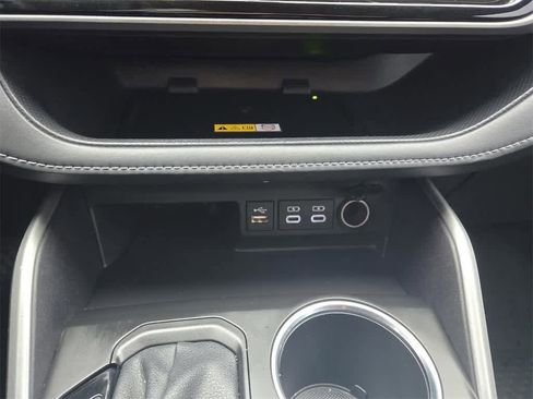 Used 2023 Toyota Highlander XLE image 19