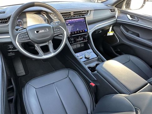 New 2025 Jeep Grand Cherokee Limited image 10