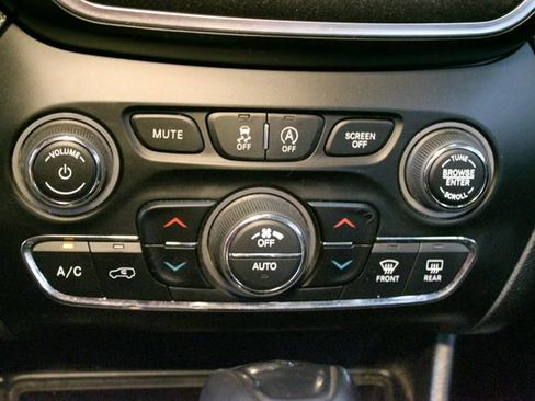 Used 2019 Jeep Cherokee Trailhawk w/ Comfort & Convenience Group AWD/4WD image 28