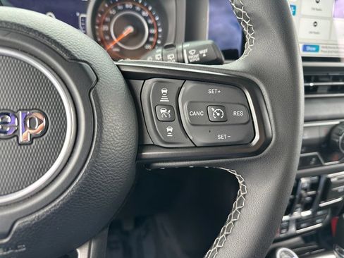 Used 2025 Jeep Wrangler Unlimited Rubicon AWD/4WD image 30