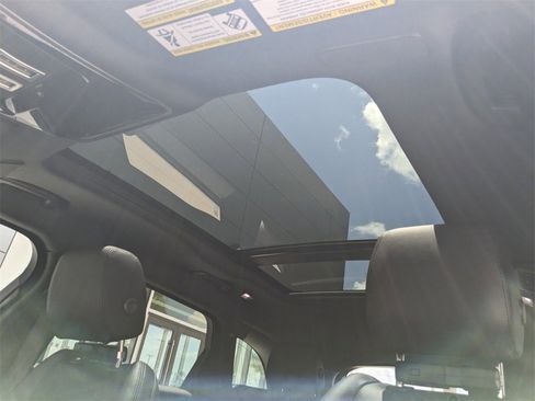 New 2025 Land Rover Range Rover Velar Dynamic SE image 19