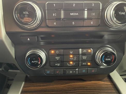 Used 2015 Ford F150 Lariat w/ Equipment Group 502A Luxury AWD/4WD image 33