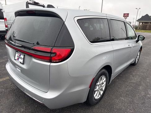 New 2026 Chrysler Pacifica Select FWD image 9