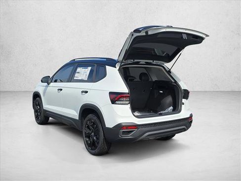 New 2026 Volkswagen Taos SE FWD image 3