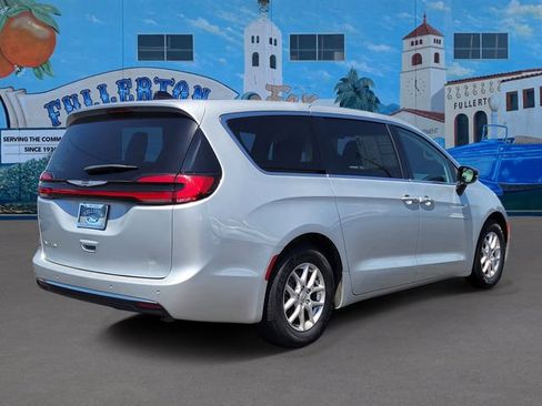 Used 2024 Chrysler Pacifica Touring-L FWD image 4