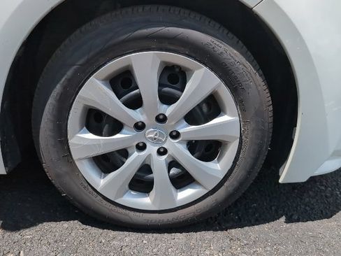 Used 2020 Toyota Corolla LE FWD image 5