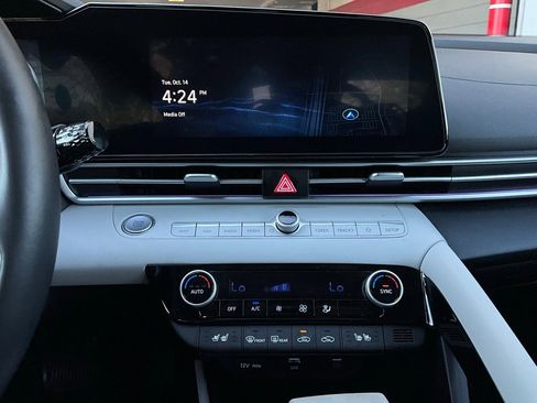 Used 2025 Hyundai Elantra Limited image 29