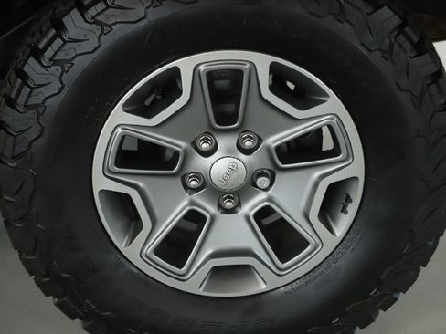 Used 2017 Jeep Wrangler Rubicon w/ Connectivity Group AWD/4WD image 32