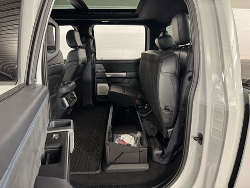 Used 2025 Ford F450 Platinum w/ FX4 Off-Road Package image 38