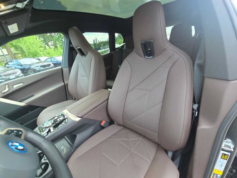 Used 2024 BMW iX xDrive50 w/ Premium Package AWD/4WD image 33