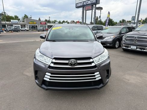 Used 2019 Toyota Highlander LE AWD/4WD image 4