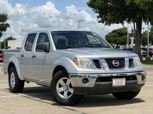 Used 2011 Nissan Frontier SV RWD image 2