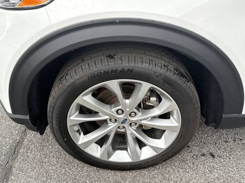 Used 2023 Ford Explorer Platinum w/ Technology Package AWD/4WD image 9