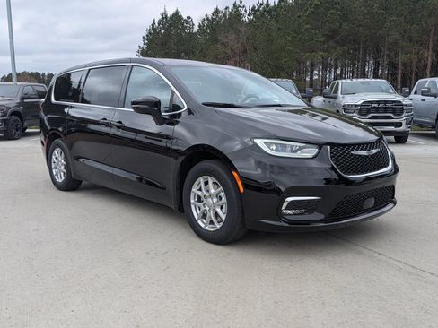 New 2026 Chrysler Pacifica Select FWD image 3