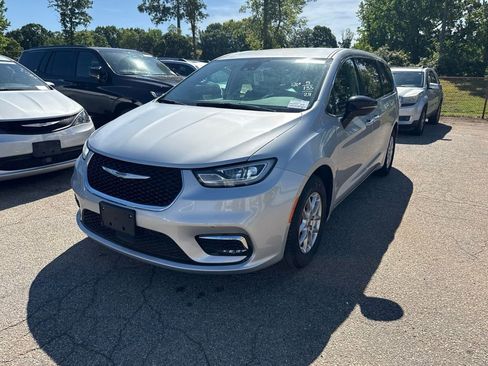 Used 2024 Chrysler Pacifica Touring-L FWD image 1