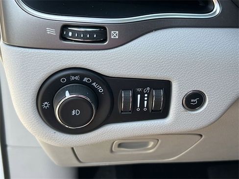 Used 2021 Jeep Cherokee Latitude Lux w/ Comfort/Convenience Group image 34