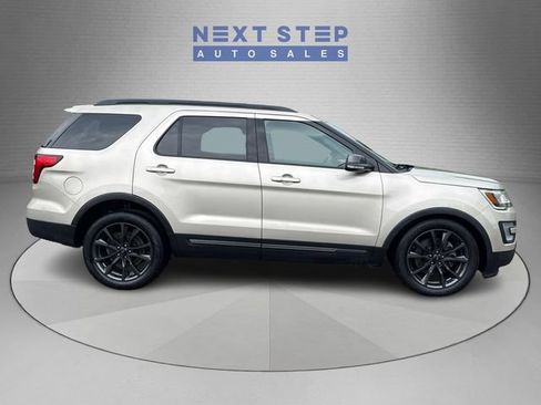 Used 2017 Ford Explorer XLT w/ Equipment Group 202A AWD/4WD image 9